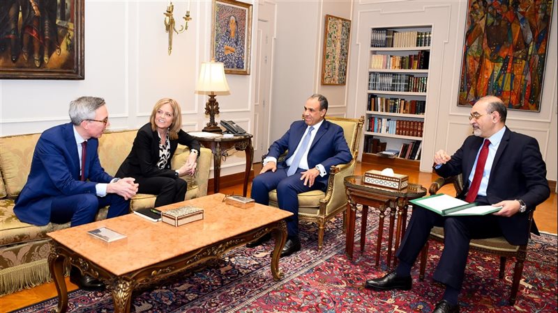 وزير الخارجية مع