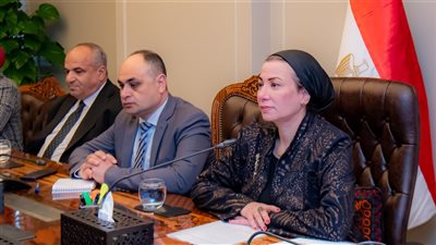 وزيرة البيئة ومحافظ الفيوم يبحثان تطورات مشروع 