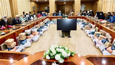 محافظ المنوفية يسلم مساعدات مالية ومواد غذائية لـ 30 حالة إنسانية