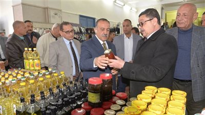 محافظ أسيوط يفتتح معرض 