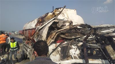 انقلاب سيارة محملة بالبنزين بعد اصطدامها بنقل ثقيل على الإقليمي بالمنوفية (صور)