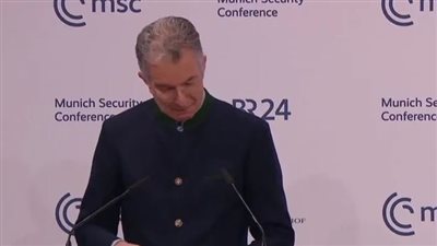 أصبح حديث العالم، لحظة بكاء رئيس مؤتمر ميونخ للأمن بسبب تعرضه للتوبيخ من نائب ترامب