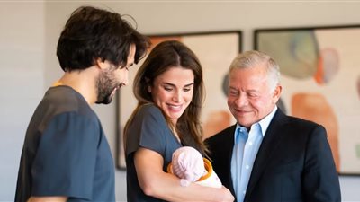 العائلة المالكة الأردنية تحتفل بحفيدتهم الجديدة أمنية بأغنية سر السعادة