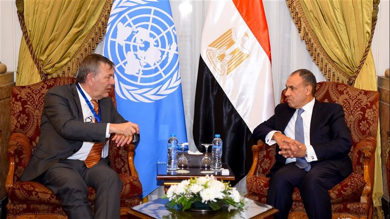 وزير الخارجية مع