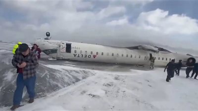 ترامب السبب، لحظة تحطم الطائرة الأمريكية في مطار تورونتو بكندا (فيديو) 