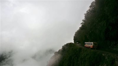 مقتل أكثر من 30 شخصا وإصابة 15 آخرين في سقوط حافلة بواد في بوليفيا (فيديو)