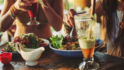 خبير سلامة أغذية يحذر من تناول الطعام خارج المنزل: أمراض خطرة في انتظارك