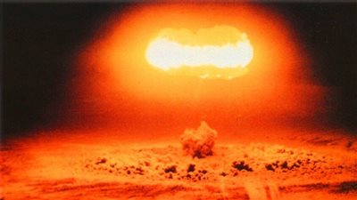 عالم أمريكي يقترح تفجير قنبلة نووية ضخمة لإنقاذ الأرض