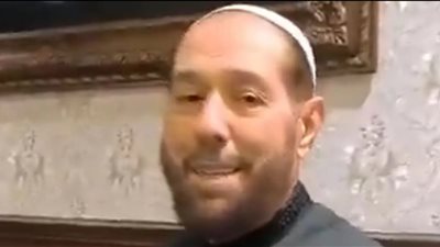 مفتي براميل النظام، أول ظهور لـ أحمد حسون بعد سقوط الأسد وغاضبون يقتحمون منزله (فيديو)