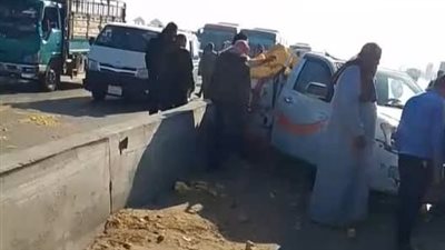 انقلاب سيارة تحمل جبنه رومي على طريق جمصة في الدقهلية (صور)