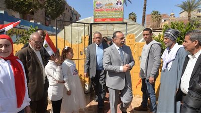 محافظ أسيوط يفتتح الصوب الزراعية بمشتل مدرسة ساحل سليم الابتدائية
