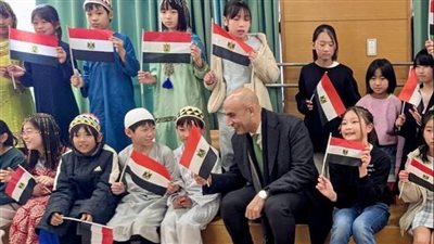طلاب اليابان يستقبلون وزير التعليم بالنشيد الوطني المصري (صور)