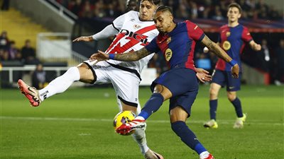 تمت السرقة بشكل كامل، ردود فعل غاضبة تجاه حكم مباراة برشلونة ورايو فاليكانو