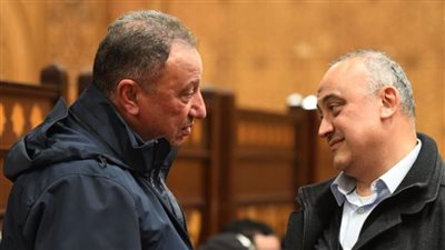 رغم مرضه، محمود الخطيب يقدم العزاء لأحمد السبكي في وفاة شقيقه