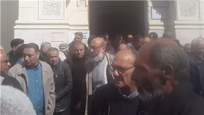 جماهير الاتحاد السكندري تؤدي صلاة الجنازة على عادل البابلي (صور) 