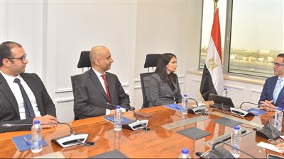 وزير الاستثمار يستعرض مع 