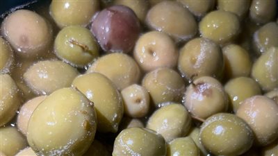 ضبط 3.8 طن زيتون مخلل فاسد قبل طرحه في أسواق الفيوم 