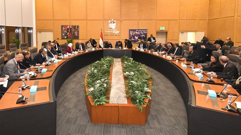 وزير الإسكان يعقد