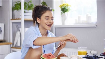 10 أطعمة يُفضل تناولها على الريق، وفوائدها الصحية