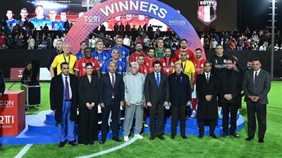 بحضور وزير الرياضة، مباراة استعراضية لأساطير كرة القدم العالمية والمصرية (صور)