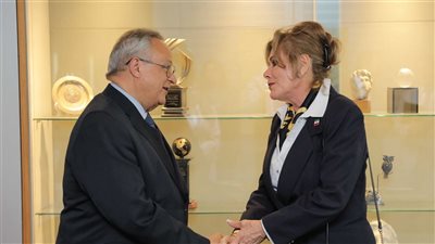 سفيرة المكسيك بالقاهرة تهدي مكتبة الإسكندرية مجموعة من الأعمال الببليوجرافية