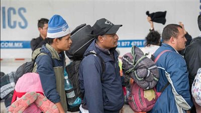 أكسيوس: مغادرة أول طائرة أمريكية تقل مهاجرين غير نظاميين