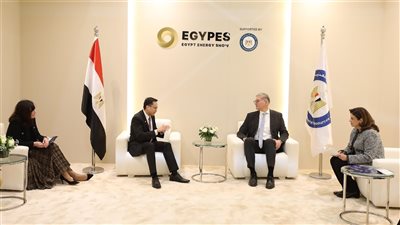 وزير البترول يناقش مع وفد شل العالمية خطط البحث والاستكشاف 