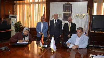 محافظ الأقصر يشهد توقيع عقود إيجار المجمعات الصناعية الحرفية بقرية السلام