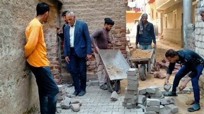 استكمال أعمال تركيب بلاط الإنترلوك بشوارع البداري بأسيوط