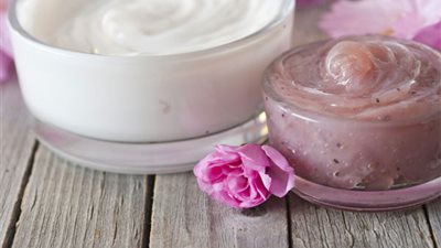 خطوات العناية ببشرتك وترطيبها باستخدام المواد الطبيعية