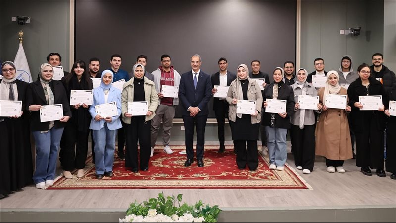 د. عمرو طلعت مع الخريجين،