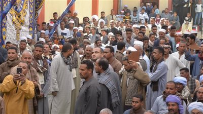 محافظ الأقصر لأهالي الزنيقة: القرية ستشهد أعمال تطوير في كافة القطاعات (صور)