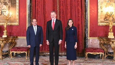  السيسى وقرينته يتبادلان أرفع الأوسمة مع ملك إسبانيا وحرمه بقصر الاتحادية