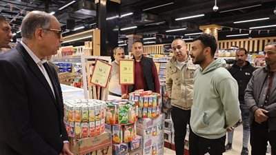 محافظ المنيا يقود حملة تفتيشية على السلاسل التجارية