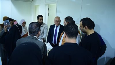 رئيس جامعة سوهاج يطمئن علي حالة طالبة سقطت من الطابق الثالث بالمدينة الجامعية 