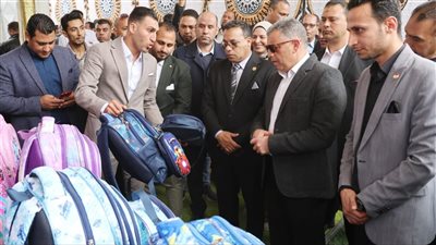 محافظ الإسماعيلية يتفقد أحد مصانع إنتاج الشنط بالبياضية (صور) 