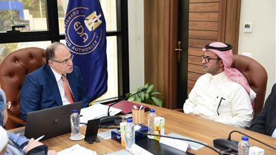 رئيس هيئة الدواء يبحث مع شركة سعودية زيادة الاستثمارات في القطاع