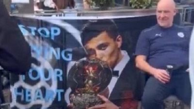 بلافتة الكرة الذهبية، جماهير مانشستر سيتي تستفز ريال مدريد من جديد