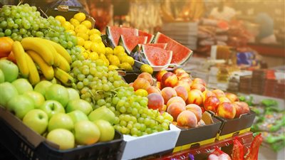 سعر الفاكهة اليوم بسوق العبور، انخفاض جديد في الجوافة والفراولة ولغز محير عن الموز 