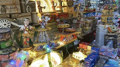 صانعو البهجة في العتبة ودرب البرابرة.حكاية ورشة عرائس رمضان بأسعار تنافسية.. أشهرها الحنطور وعربة الفول وصانع الكنافة.. الأسعار تبدأ من 250 جنيها.. وهذه مكونات بوكس الهدايا (فيديو وصور) 