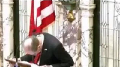 لحظة سقوط نائب حاكم ولاية ميسيسيبي على أرضية مجلس الشيوخ الأمريكي (فيديو) 