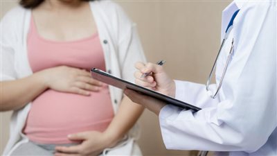 في شكوى غريبة، سيدة تقاضي عيادة تخصيب صناعي بسبب لون بشرة الطفل