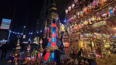  أطول فانوس في الجيزة.. طوله 7 أمتار وسعره 25 ألف جنيه.. مزود بنقوش إسلامية ومصابيح ملونة.. ويجذب المواطنين لالتقاط الصور التذكارية أمامه (صور)