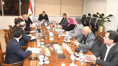وزير الإسكان يبحث مع مسئولي البنك الأوروبي لإعادة الإعمار سبل تعزيز التعاون المشترك