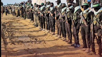 قتلهم نتنياهو، قسامي مبتور الساق يشارك في تسليم جثامين الأسرى الإسرائيليين