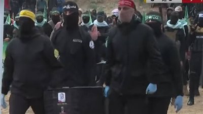 لحظة تسليم توابيت جثامين الأسرى الإسرائيليين في غزة (فيديو)