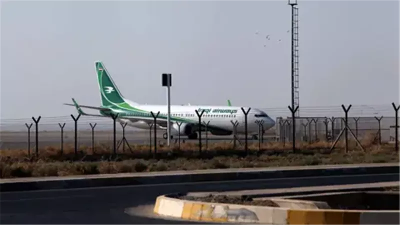 طائرة بمطار العراق،