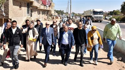 محافظ الأقصر يتفقد ازدواج الطريق الزراعي الشرقي (صور)