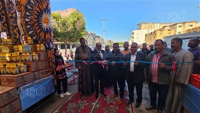 رئيس البياضية في الأقصر يفتتح معرض أهلًا رمضان (صور)