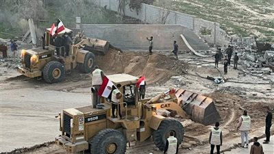 الجرافات القادمة من مصر تصل إلى شمال غزة (فيديو)